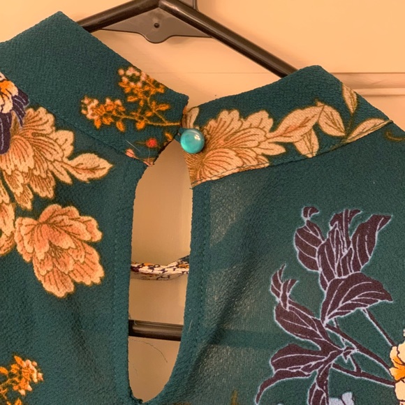 Floral scalloped v-neck choker collared blouse 🌼 - Picture 3 of 3